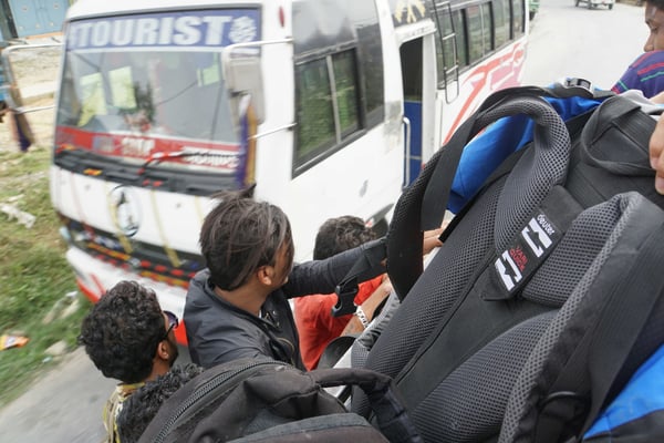 Ich auf dem Bus, ganz vieeeeele im Bus, einige am Bus in Richtung Pokhara ...