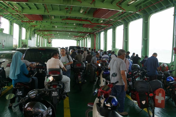 Passpartu auf der Fähre und all den Töffs und Mopeds...