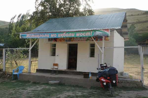 Passepartout wartet vor "Magasin" auf das eingekaufte Wasser