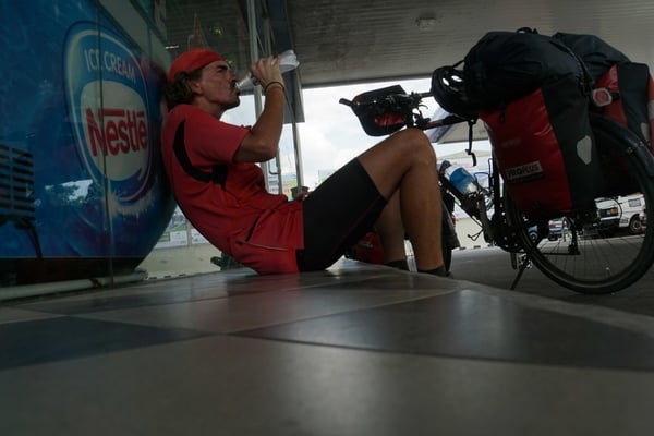 Kirtap auf der "ROUTE DE SOIF..." vor einem Tankstellenshop in Malaysia...