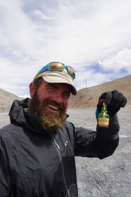 Holger wartet mit dem Gipfeltrunk...