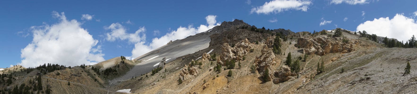 WUNDERBARE LANDSCHAFT... - LINKS IM BILD SEHT IHR DIE STEIGUNG ZUR PASSHÖHE HOCH...!!!