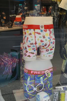 Da fahre ich tausende von Velokilometern für einen knackigen Hintern - dabei müsste ich nur Haribo-Unterwäsche anziehen - und weniger Gummibärchen essen :-)))