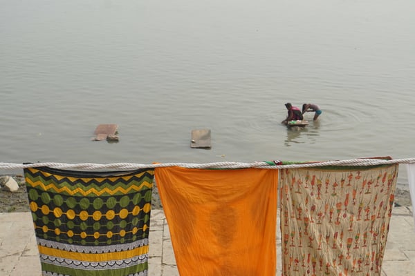 Die Wäsche wird hier ohne Klammern zum Trocknen aufgehängt - in Europa kann man sich solche Wäscheleinen im Kleinformat für teueres Geld im Outdoorladen kaufen...