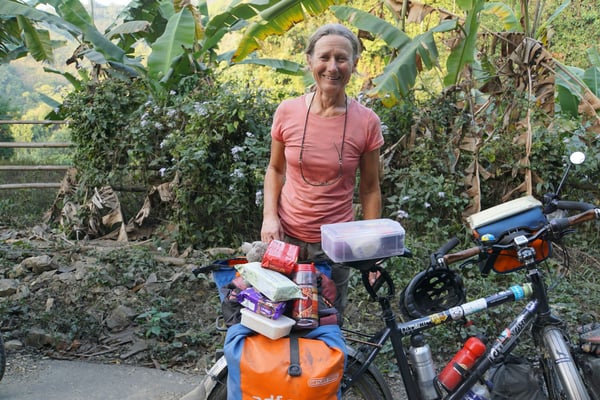 Karin führt gaaaaanz vieeeele Leckereien mit, die uns die strengen Aufstiege versüssen - DANKE, liebe Karin...