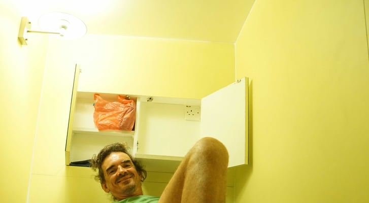 Wie gesagt, wenn man gelenkig genug ist, kann man sich sogar an den Tisch setzen oder legen...