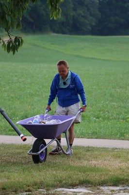 Remo räumt mit der Karette auf.