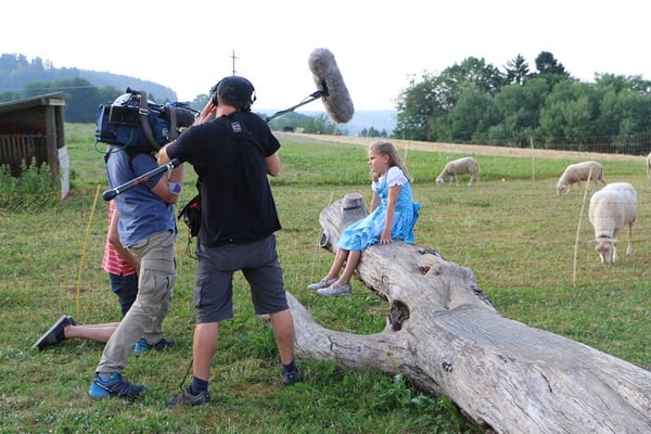 Jana hat viel Spass mit dem Kamerateam.