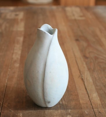 白い小さな花入れ