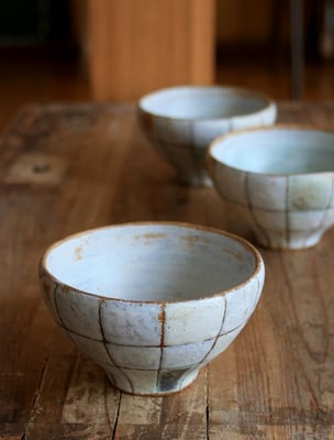 違い白の手びねり市松椀