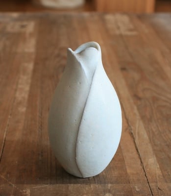 白い小さな花入れ