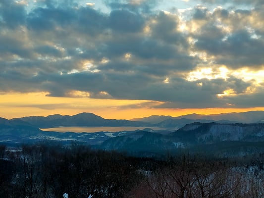 宿の源泉かけ流しの大きなお風呂から田沢湖を一望出来る絶景を楽しめます♪ 