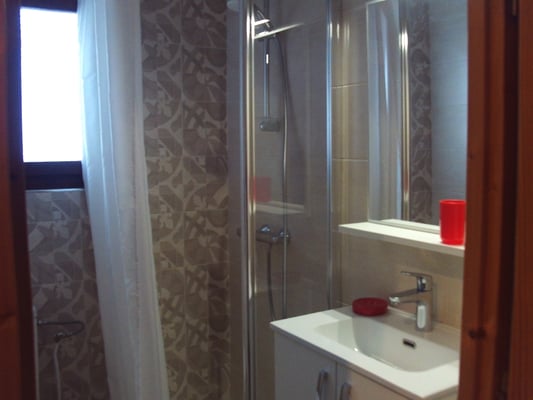 La brezenne salle de bain douche à l' étage 