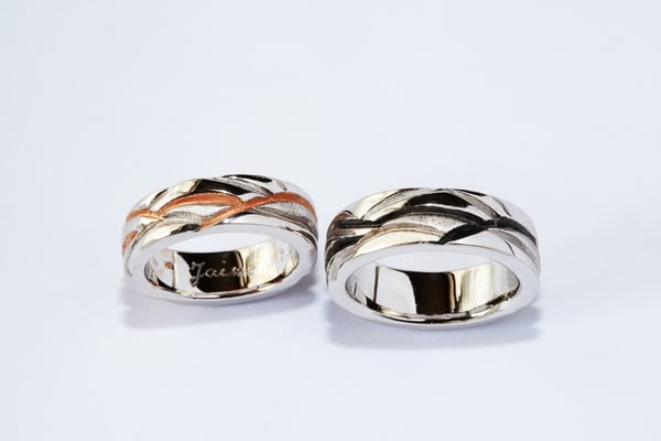 Alliances en or blanc 750, traitement bicolore rose et noir