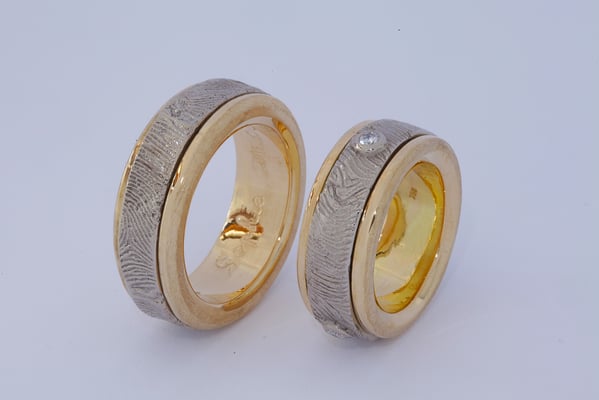 Alliances or jaune, intérieur en or blanc tournant, empreintes digitales des clients et 3x diamants
