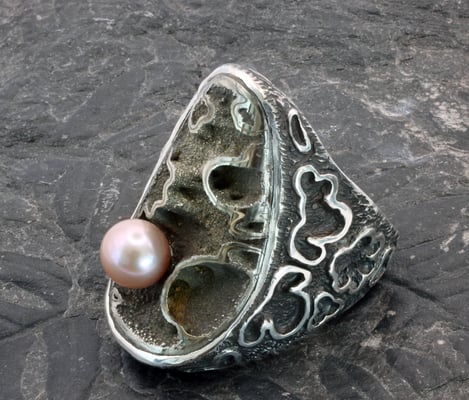 Pièce No B2023-108, argent 925, perle rose des mers du sud sur Ammonite fossilisée, pyritisée