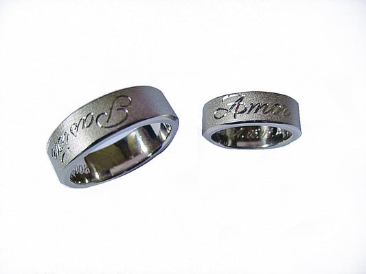 Alliances en or blanc 750 avec gravures