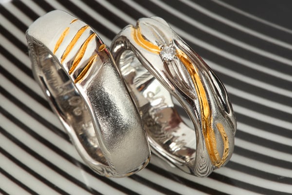 Alliances en or blanc 750 , traitement bicolore et 3 diamants gris