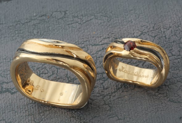 Alliances en or jaune 750, avec grenat et traitement rhodium noir