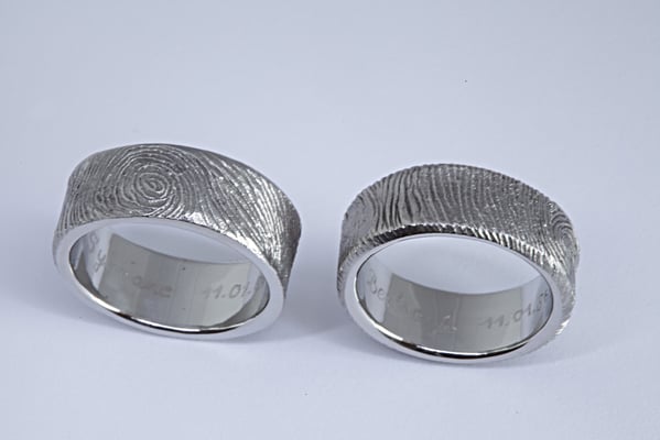 Alliances acier avec empreintes digitales des époux