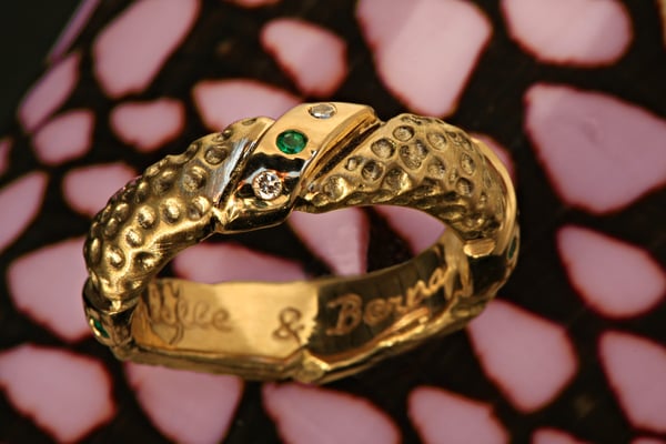 Alliance or jaune diamants et émeraudes