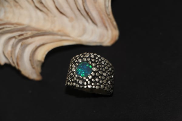 Pièce no B2022-100, 1x opale noire d'Australie 8.42/8.08, 1,70 ct/Patern ; floral /Body Tone :N3met 15x diamants