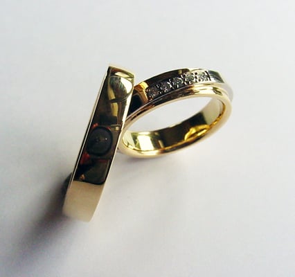 Alliances or jaune 750 et 5 diamants blanc sur or blanc 750