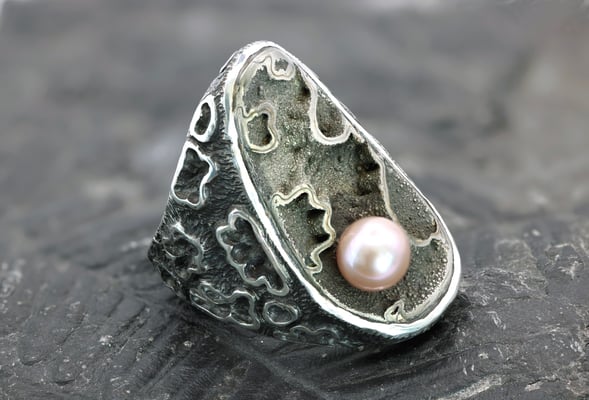 Pièce No B2023-108, argent 925, perle rose des mers du sud sur Ammonite fossilisée, pyritisée