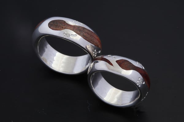 Alliances argent et bois de rose avec 3 diamants,motif gecko