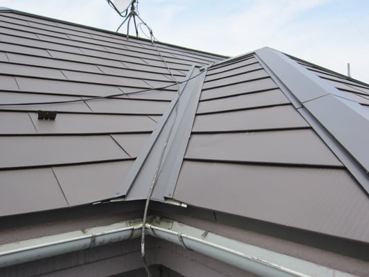 ガリバニウム鋼板を重ねて改修した屋根