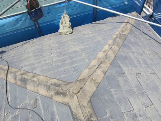 古い屋根を残して施工するためコストを抑えられます