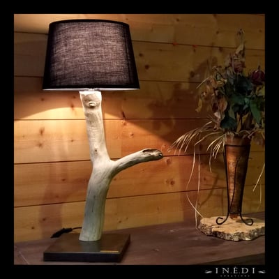 Branche de chêne, socle en acier patiné, allumage tactile. Non disponible.