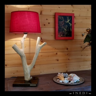 Branche de chêne, socle en acier patiné, allumage tactile. Non disponible.