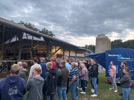 Menken und Drees präsentiert den EC-Flow Stallventilator auf dem Stallabend auf Hof Schulte in Isterberg