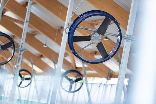 Deckenmontage des Großviehventilators MD EC-FLOW