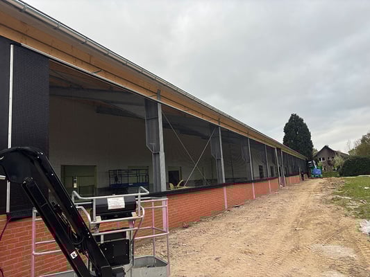 Neubau Sauenstall mit Wickellüftungen / Curtains