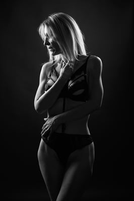 portrait studio bouloir feminin en lingerie clair obscur
