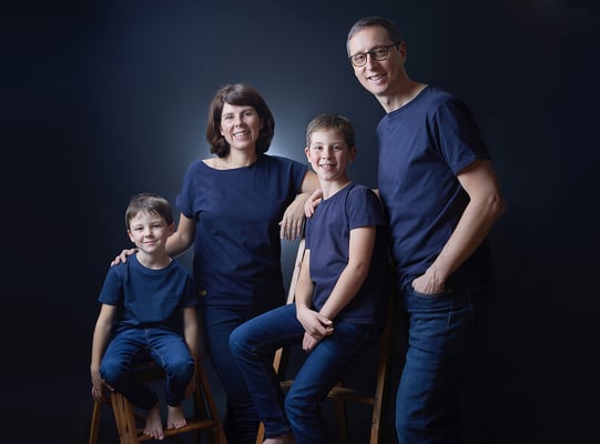 portrait studio en famille sur fond sombre