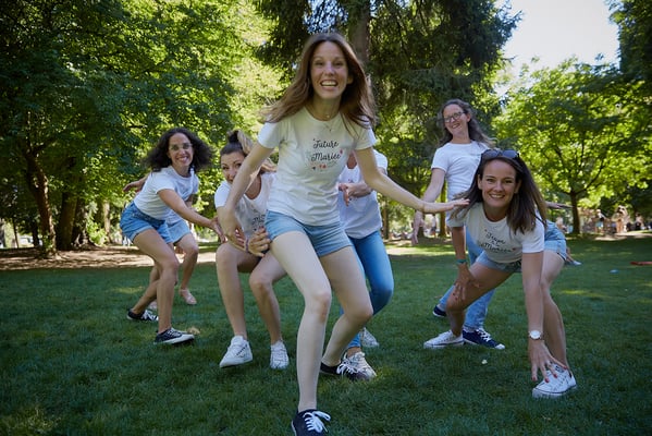 EVJF team de la future mariée s'amusant dans le parc d'Annecy