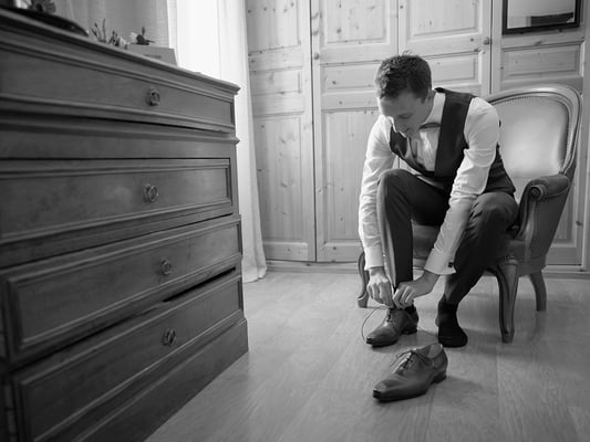 mariage moment magique pendant les préparatifs du marié