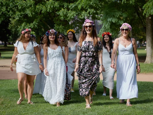 EVJF team de la future mariée s'amusant dans le parc d'Annecy