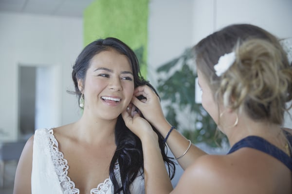 mariage moment intime avec les témoins pendant les préparatifs de la mariée