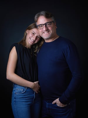 portrait studio famille sur fond sombre père et fille