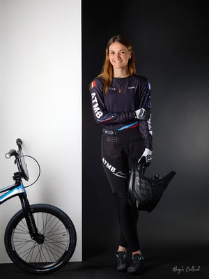 portrait studio corporate féminin sportive sur deux fonds noir et blanc