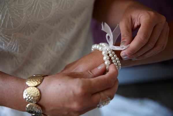 mariage pendant les préparatifs de la mariée les bijoux de la mariée