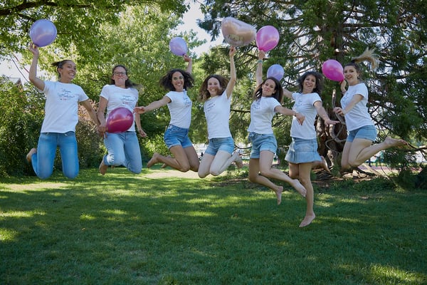 EVJF team de la future mariée qui sautent dans le parc d'Annecy