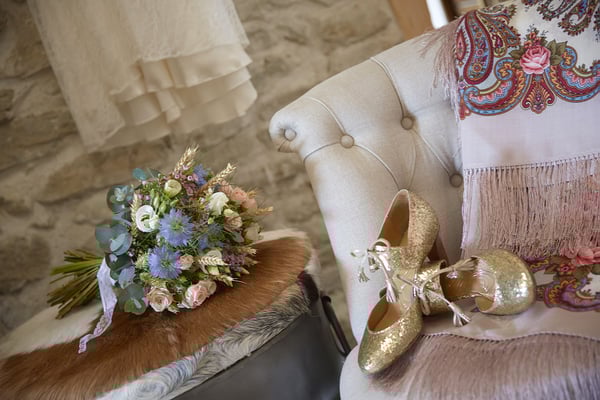 mariage pendant les préparatifs de la mariée son bouquet et les chaussures et accessoires 