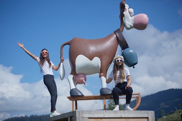 EVJF la future mariée et sa témoin qui s'amusent et pose devant une statue vache à la Clusaz