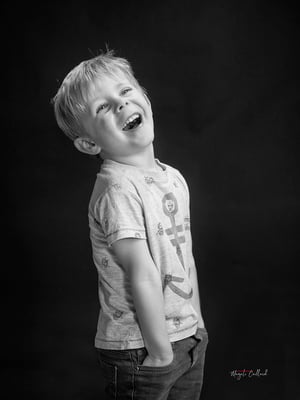 portrait studio enfant petit garçon joyeux - éclat de rires