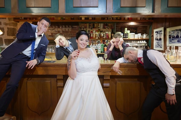 Mariage photo de groupe fun la mariée pose avec les copains du marié